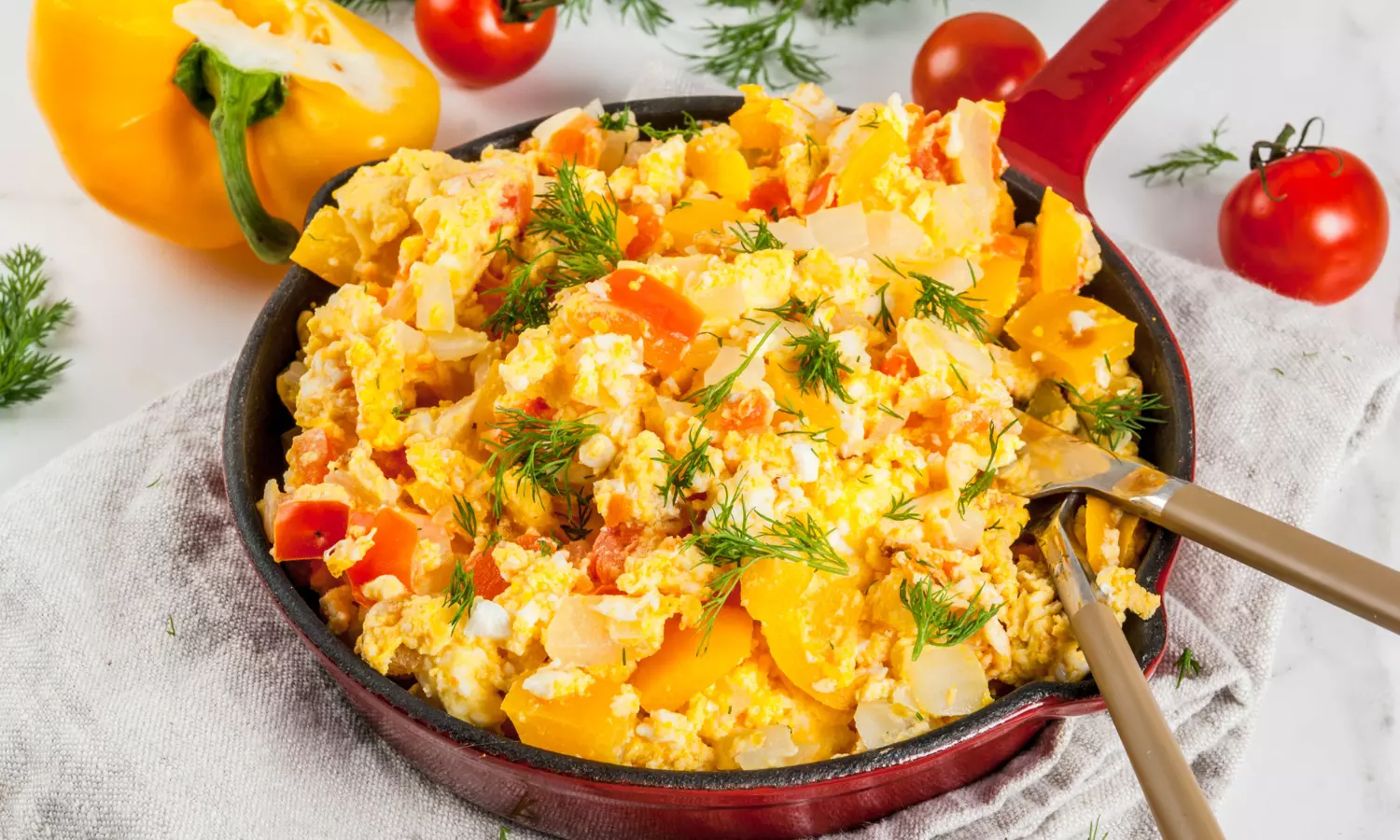 You will only need 10 minutes to make these chilli cheese eggs.